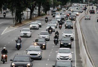 transito-de-veiculos-na-avenida-prestes-maia-na-regiao-central-de-sao-paulo-na-manha-desta-sexta-feira-15-1024x682